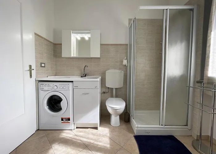 Stefano's Guests House: 2 Bedrooms & Parking In